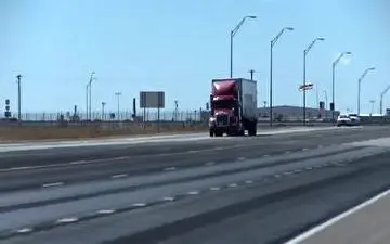 چپ کردن تریلی هجده چرخ بر اثر وزش باد شدید + فیلم 