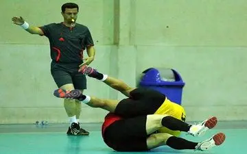 رفتار زشت بازیکنان سپاهان بعد از باخت و نرسیدن به فینال مسابقات هندبال جوانان کشور