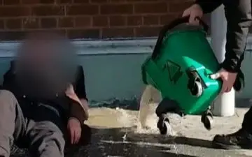 رفتار غیرانسانی ماموران راه آهن با مرد بی خانمان! +فیلم 