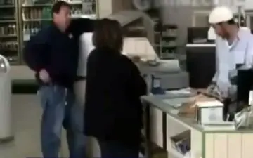 دفاع سرباز آمریکایی از فروشنده مسلمان! +فیلم 