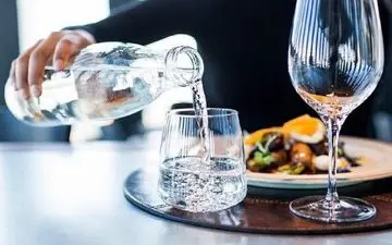 به هضم غذایتان احترام بگذارید/ بعد از غذا این نوع آب را لب نزنید!