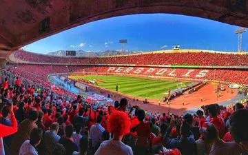 حضور خبرنگار زن در ورزشگاه آزادی 