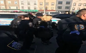 درگیری یک زن نژادپرست در مترو نیویورک +فیلم 