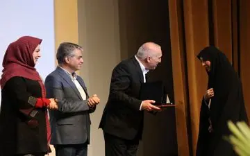 تجلیل از دکتر الهام اکبری بنیانگذار شایسته در حوزه‌ی تولید، ورزش و رسانه