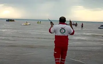 یک گردشگر از غرق شدگی در ساحل گناوه نجات یافت