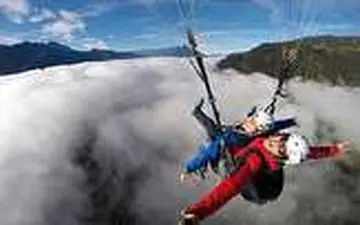 لحظه دلهره‌آور سقوط پاراگلایدر با دو سرنشین+فیلم