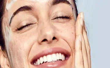 با این 5 شوینده صورت، پوست‌تان را چند درجه روشن‌تر کنید!