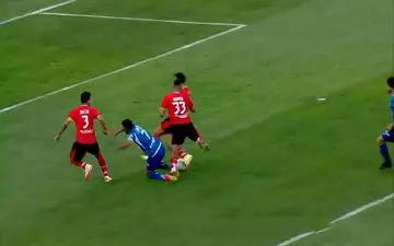 صحنه مشکوک به خطا در محوطه جریمه تراکتور | فیلم