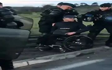 بی حرمتی ماموران پلیس فرانسه به یک معلول+فیلم