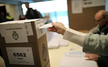 شکست سنگین رئیس جمهور آرژانتین در انتخابات مقدماتی/پزو سقوط کرد