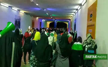 فیلم/ اوج هیجان و تخلیه انرژی تماشاگران خانم در هنگام خروج از ورزشگاه آزادی 