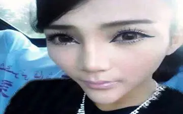 دختری که به خاطر مدل عجیب صورتش معروف شد! +عکس