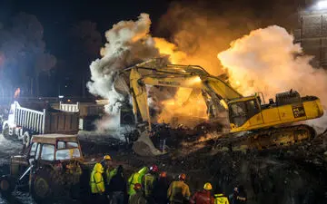 ادامه نبرد مردان آتش با آوارهای آتشین