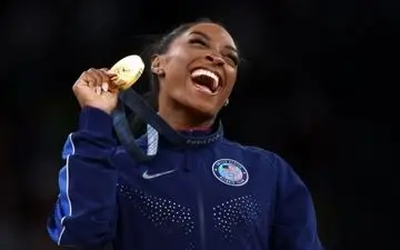 هفتمین طلا برای اعجوبه ژیمناستیک جهان

