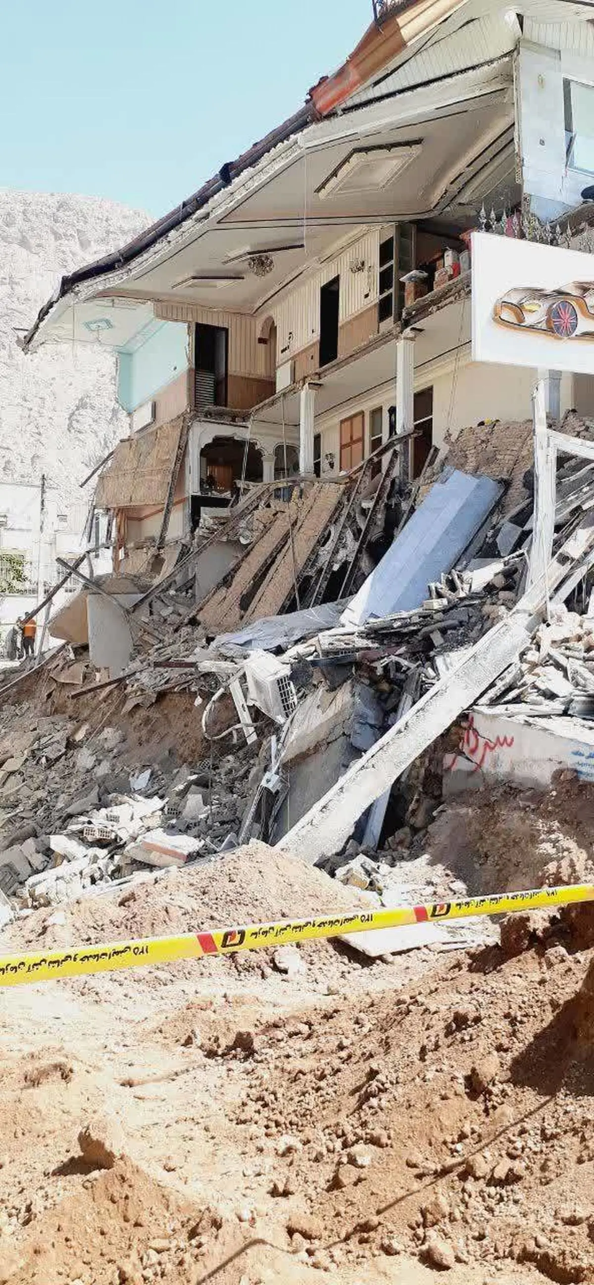 گود‌برداری غیر اصولی باعث تخریب یک ساختمان سه طبقه در کرمانشاه شد 	 	 			

