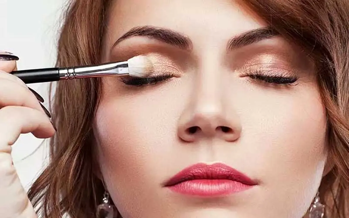 نکات و ترفندهای آرایشی برای خانم‌هایی که چشم‌های گود و فرو رفته دارند| تکنیک هایی برای رفع تیرگی زیر چشم