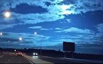 فیلم لحظه شگفت‌ انگیز عبور یک شهاب سنگ در آسمان شب 