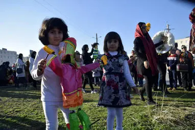 شادپیمایی عروسک‌ها در مسکن مهر شهرک دولت‌آباد شهر کرمانشاه