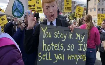 تجمع گسترده مخالفان جنگ افروزی آمریکا نزدیک مقر پنتاگون