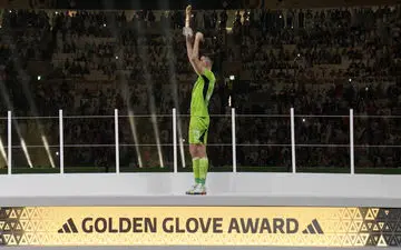 اهدا جایزه دستکش طلا به مارتینز + ویدئو