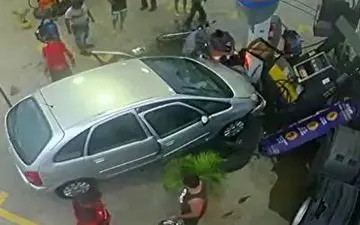 زیر گرفتن دلخراش یک موتورسیکلت در پمپ بنزین توسط راننده ناشی + فیلم