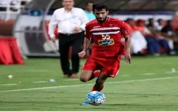 بوسه بازیکن پرسپولیس بردست مادر مریضش +عکس