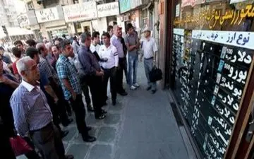 پشت پرده صف خرید دلار مقابل صرافی 