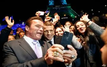 عکس سلفی آرنولد شوارتزنگر با امانوئل مکرون