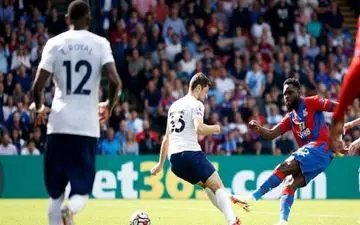 لیگ برتر انگلیس‌| اولین شکست فصل تاتنهام با ۱۰ نفر و سنگین رقم خورد 