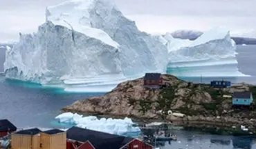 حرکت کوه یخ در دهکده‌ای در گرینلند +فیلم