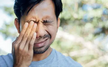 عواملی که باعث ایجاد فوتوفوبیا می‌شود