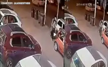 خوش شانسی باورنکردنی عابر پیاده در کنار خیابان!