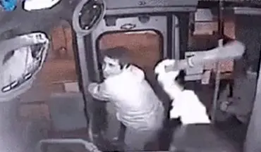 لحظه گیر افتادن دزد بدشانس در اتوبوس!+فیلم