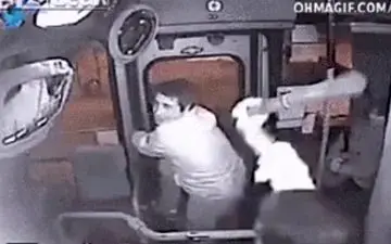 لحظه گیر افتادن دزد بدشانس در اتوبوس!+فیلم