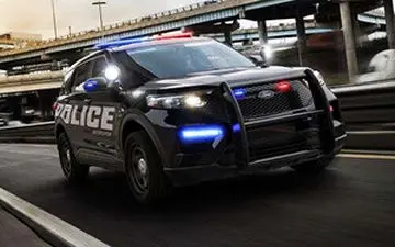 
لحظه رد شدن ماشین از روی پلیس آمریکا + فیلم