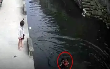 عکس العمل قهرمانانه پیک موتوری در نجات دختر خردسال+فیلم