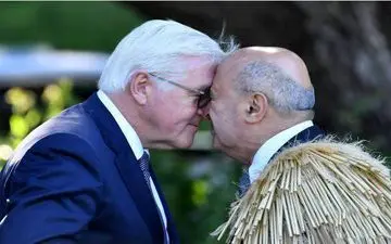 استقبال عجیب از رییس جمهور آلمان در نیوزیلند به سبک آدم‌خوارها/عکس