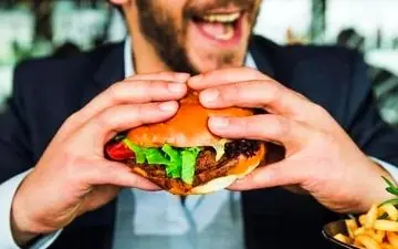 عوارض جدی و خطرناک خوردن پیتزا و همبرگر

