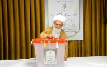 آیت‌الله نوری همدانی رأی خود را به صندوق انداخت

