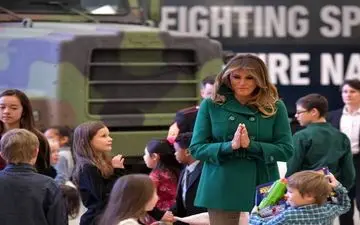 تصاویری از حضور همسر ترامپ در جمع کودکان تفنگداران دریایی