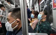 مرد بدون ماسک در چین از مترو بیرون کشیده می‌شود