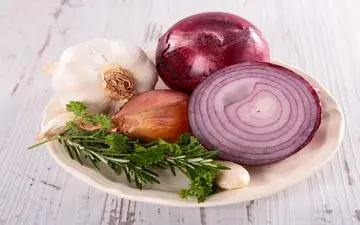 اگر زیاد شیرینی می‌خورید، پیاز و سیر را فراموش نکنید! راه‌حل ساده برای سم‌زدایی کبد