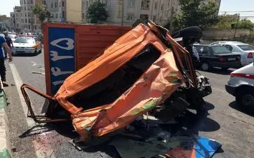 واژگونی ۲ دستگاه خاور در خیابان شهید باقری 
