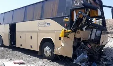  تصادف اتوبوس حامل دانش‌آموزان یزدی با تریلر در اردکان 
