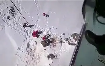 لحظه انتقال جان باختگان حادثه سقوط هواپیما در کوه دنا + فیلم