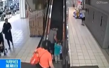 لحظه سقوط زن سالخورده به همراه نوه‌اش از پله برقی! +فیلم 