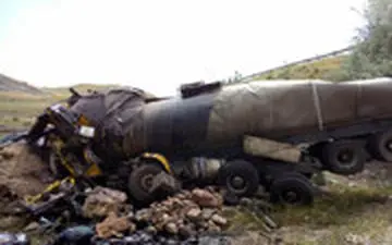 سقوط تانکر 18000 لیتری قیر به دره جاده ایذه دهدز