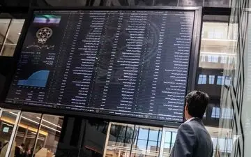 جزئیاتی از بررسی عملکرد دو نماد بورسی