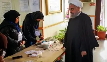 شوخی روحانی با دو رای دهنده جوان/ عکس یادگاری رئیس جمهور سابق با متصدیان صندوق رای