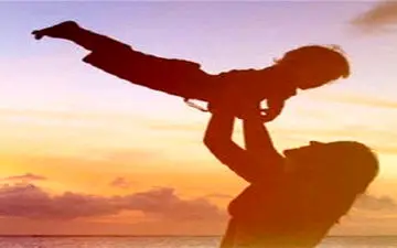 هرگز کودکتان را به هوا پرتاب نکنید!